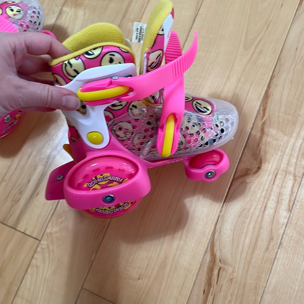 Super cute adjustable roller blades, in excellent condition.